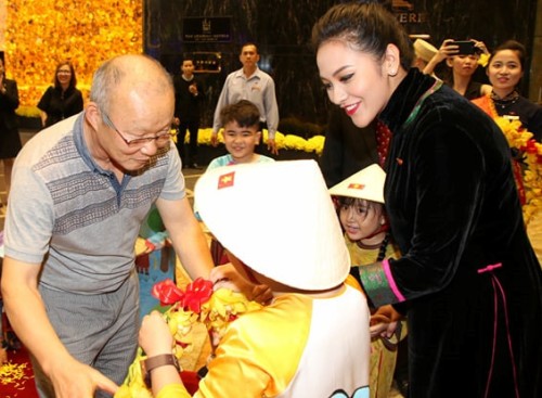 Đàm Vĩnh Hưng xin chữ ký cầu thủ U23